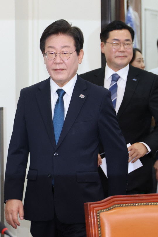 이재명 더불어민주당 대표와 박찬대 원내대표가 19일 오전 국회에서 열린 최고위원회에 참석하고 있다. <연합뉴스>